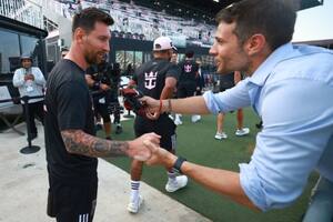 Esteban Edul le hizo un regalo a Messi en su llegada al estadio y emocionó a todos