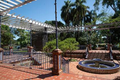 El regalo de Sevilla a Buenos Aires: nada más ni nada menos que un patio con fuentes, bancos y azulejos azules y blancos, como los de las casas y las plazas de Andalucía