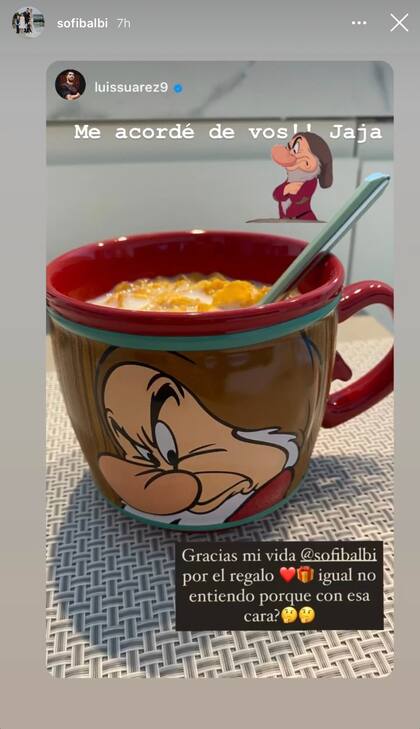 El regalo de Sofía Balbi para Luis Suárez: una taza con Gruñón, de Blancanieves. Crédito: Instagram