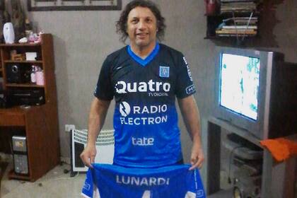 El regalo especial: la camiseta de Gastón para papá Alcides