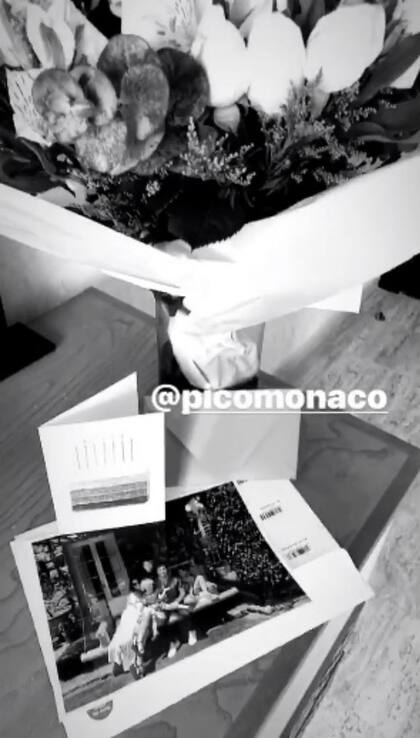 El regalo que el tenista le hizo a la modelo, que incluye una foto de la familia ensamblada que formaron junto a los tres hijos de ella