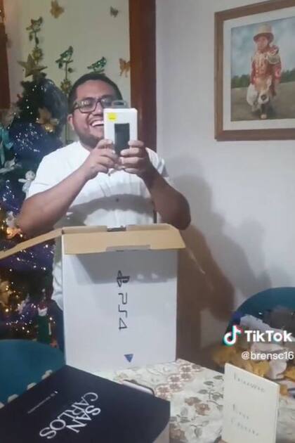 El regalo que le hizo la joven empleada a su jefe, finalmente, era una batería portátil, y no una PS4, pero de todas formas, él se mostó feliz