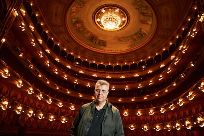 El regisseur Pier Francesco Maestrini, en la sala del Teatro Colón donde el viernes 2 de mayo estrenará It Trittico, de Puccini