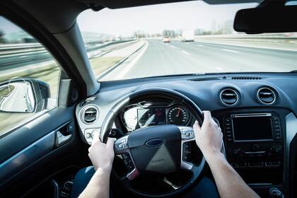 El registrador de datos de eventos, o “caja negra”, va atornillado al chasis debajo del asiento del conductor y está conectado a la central del auto.