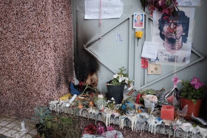 El registro de la puerta de la primera casa de Diego Maradona en la Paternal: en el ángulo inferior izquierdo la velas quemaron la puerta y...