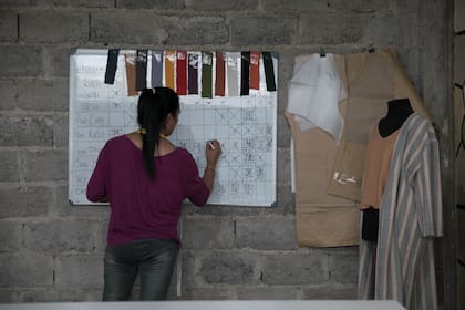 El registro de los tejidos realizados, se va actualizando en una pizarra de la planta.