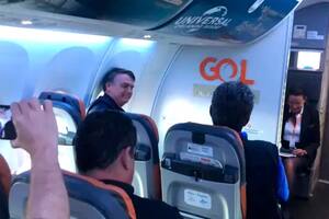 El regreso de Bolsonaro a Brasil: en el avión de Harry Potter y con hinchada en el aeropuerto