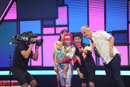 El muro infernal vuelve recargado: Kevsho, el influencer de las redes, aprovechó para probar algunos filtros de Instagram con Luciana Salazar y Matilda