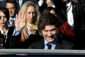 El regreso de la política de “seducción” a los kelpers que dispuso Milei genera polémica y rechazos
Desde el Gobierno negaron que el Presidente haya reconocido el derecho de autodeterminación de los isleños; distintos dirigentes afirmaron que sus palabras “ponen en peligro” el reclamo por la soberanía de las islas