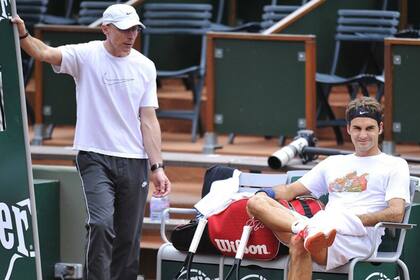 Federer no juega desde enero de 2020 y se sometió a dos cirugías; "Esta rodilla le había causado problemas durante años. Pero podría tenerlos bajo control", apunta el PF Paganini.