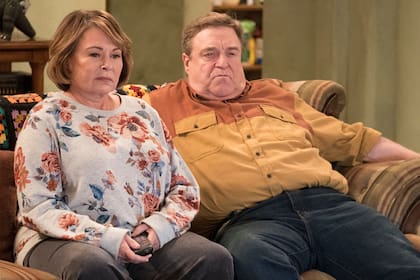 Roseanne Barr y John Goodman en una escena de la famosa serie Roseanne