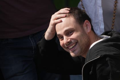 El rehén israelí liberado Alon Ohel hace gestos desde una camioneta al llegar al hospital Beilinson en Petah Tikva, Israel, el lunes 13 de octubre de 2025