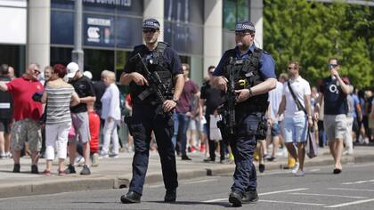 El Reino Unido bajó hoy el nivel de alerta por amenaza terrorista; sigue la investigación por el ataque en Manchester
