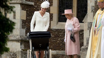Kate Middleton lleva de paseo a Carlota bajo la atenta mirada de la reina Isabel II