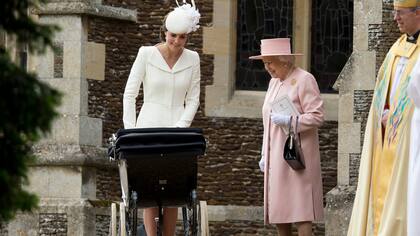 Kate Middleton lleva de paseo a Carlota bajo la atenta mirada de la reina Isabel II