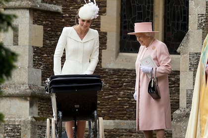 Kate Middleton lleva de paseo a Charlotte bajo la atenta mirada de la reina Isabel II
