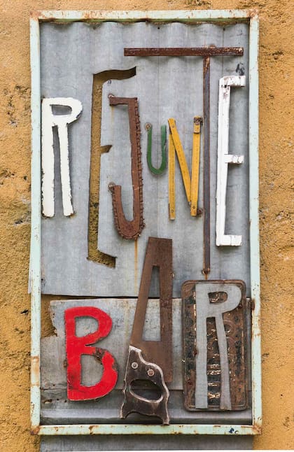 El Rejunte es el bar que el artista Santiago Darti abrió en su taller.