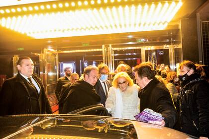 El relacionista público Alejandro Veroutis y el asesor Héctor Vidal Rivas franquean el paso de Mirtha Legrand