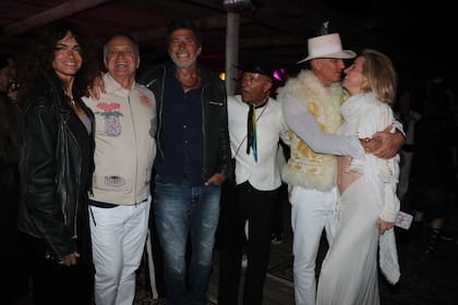 El relacionista público Gaby Álvarez organizó un evento exclusivo en su casa de Punta del Este al que se acercaron numerosas celebridades locales, como Florencia Raggi y Nicolás Repetto, además de Alan Faena