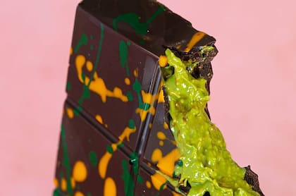 El relleno de la barra de chocolate está compuesto por pistacho, kanefh y tahini, dos ingredientes clave de la cocina árabe