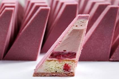 El relleno de la torta: chocolate Ruby, merengue, ganache, confit de frutos rojos y bizcochuelo con frambuesas