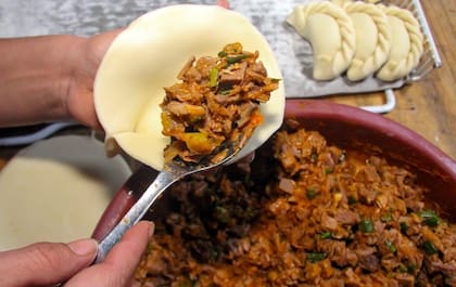 El relleno es de matambre cortado a cuchillo, cebolla blanca, cebolla de verdeo, huevo, comino y pimentón.