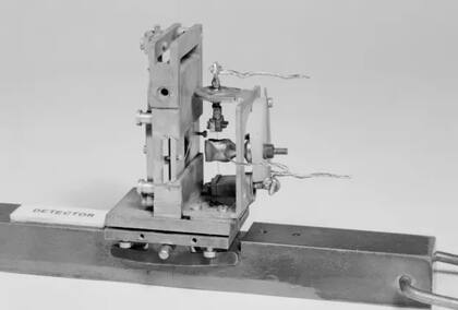 El reloj atómico de cesio que, en 1955, fabricó el Laboratorio Nacional de Física (NPL), en Teddington, Middlesex