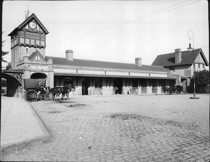 El reloj de la estación Lomas de Zamora (1905).