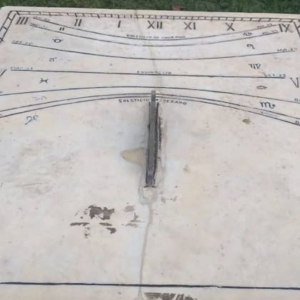 El reloj de sol de la Plaza Lavalle cuando todavía tenía su varilla