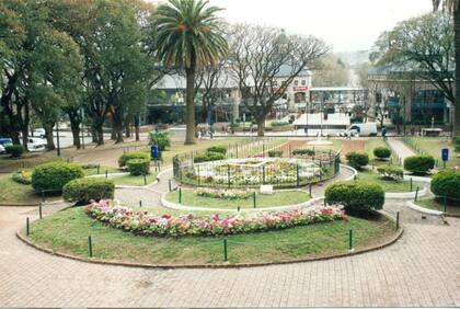 El reloj en el año 1998, con la estación del Tren de la Costa de fondo.