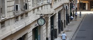 El pasaje más parisino de Buenos Aires, y la única calle en espejo, estrena galería de arte y futuros hoteles