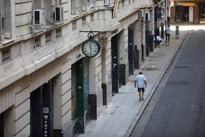 Encanto francés: el pasaje más parisino de Buenos Aires, y la única calle en espejo, estrena galería de arte y futuros hoteles