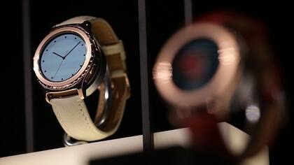 El reloj inteligente Samsung Gear S2 suma colores y compatibilidad con el iPhone