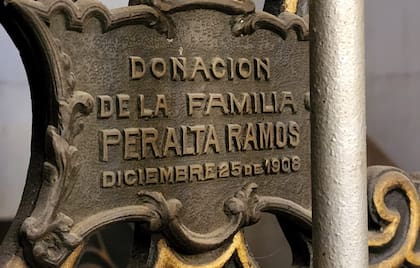 El reloj no es automático, pero funciona perfectamente gracias a su mecanismo de pesas y poleas