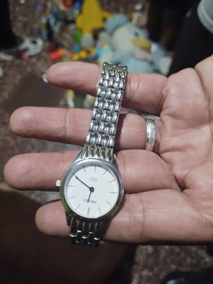El reloj que le robaron a Ramona y fue encontrado en la casa de uno de los detenidos.
