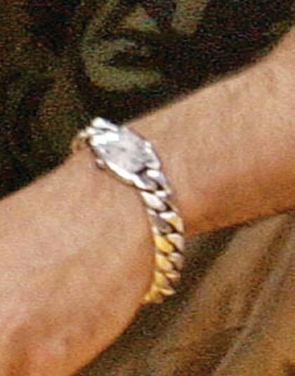 El reloj que recibió de J.Lo; un modelo de plata, con esfera pequeña y
pulsera chunky.