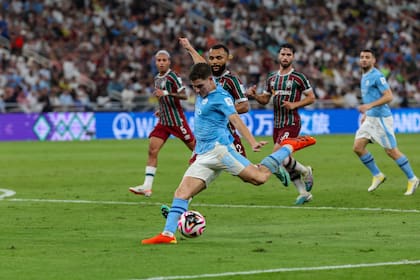 El remate-asistencia de Julián Álvarez que será el tercer gol de Manchester City, anotado por Phil Foden