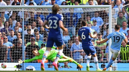 El remate cruzado de Julián Alvarez para el 1-0 de Manchester City ante Chelsea