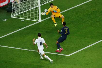 El remate de Ángel Di María se filtró entre el palo y el arquero Thibaut Courtois y fue el 1-0 de PSG sobre Real Madrid
