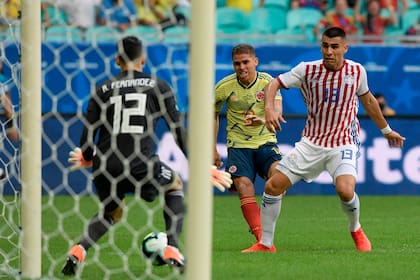 El remate de Cuéllar pasará entre las piernas de Fernández, para el 1 a 0 de Colombia ante Paraguay