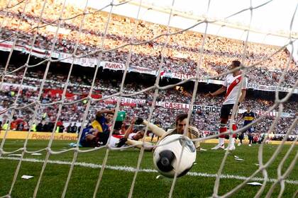 El remate de Gigliotti será el gol de Boca ante River; lo palpita el delantero xeneize y lo sufre Barovero