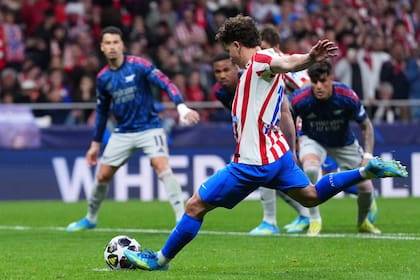 El remate de Julián Alvarez para el penal del 1-1 para Atlético de Madrid