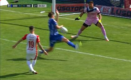 El remate de Matías Abaldo impacta en la mano de Juan Morán, pero el árbitro Andrés Gariano no sancionó penal para Independiente ni fue convocado por el VAR para revisar la acción