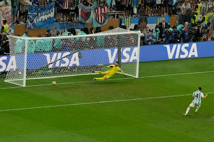 El remate de Montiel va hacia un lado, el arquero francés Lloris al otro: el momento de la definición en Qatar 2022