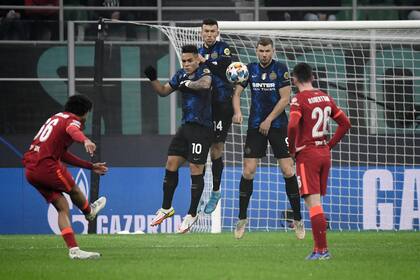 El remate de Trent Alexander-Arnold pasó cerca del palo