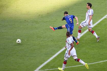 El remate se irá afuera: en la final del Mundial 2014 ante Alemania, cuando el partido estaba 0-0. Una de las jugadas que lo marcó.