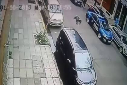 El remisero recibió ocho disparos luego de atacar con un cuchillo a un policía