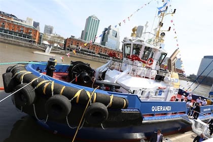 El remolcador amarrado en los diques de Puerto Madero