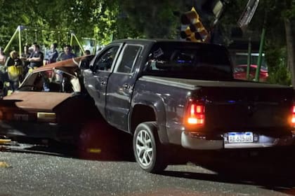 El Renault 12 en el que viajaban sus cinco ocupantes fue embestido por una Amarok negra