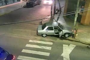 El Renault 9 de los delincuentes, tras chocar contra un poste de luz, al cabo de una persecución en Lanús